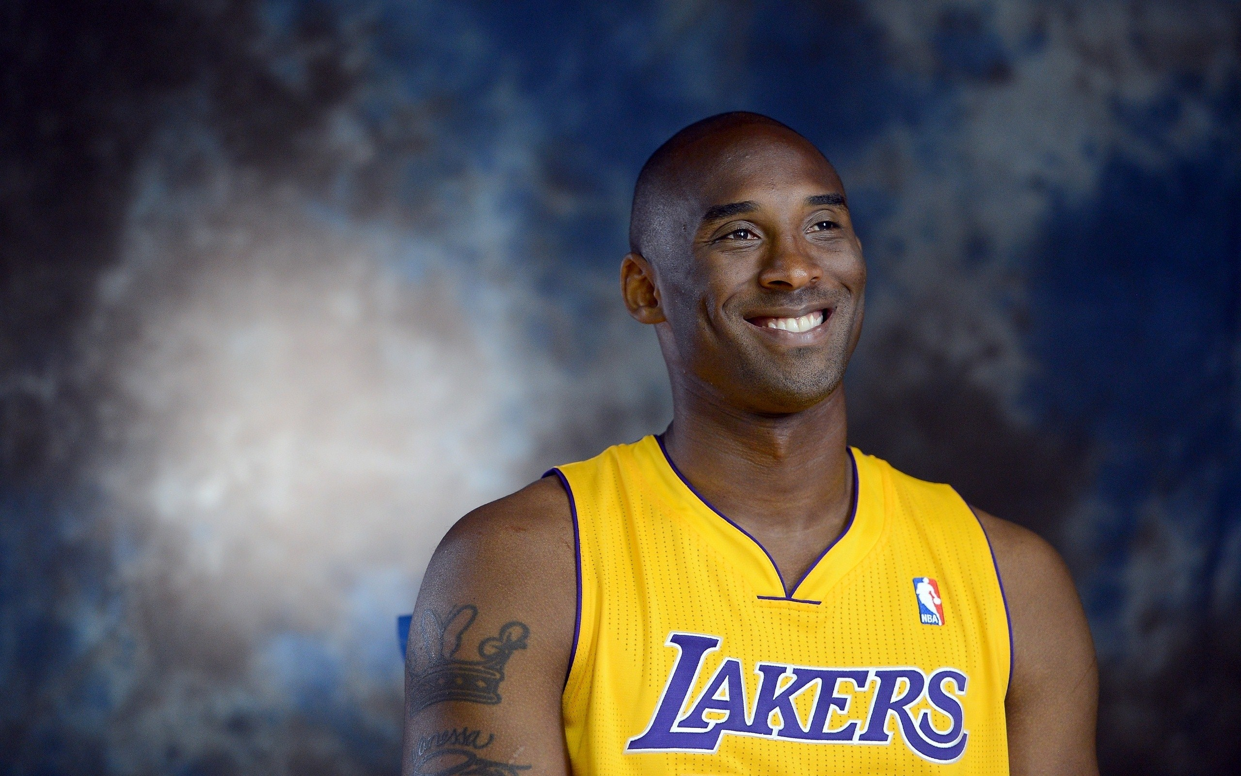 则凸显了他 则凸显了他